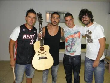 Adam Broseta con Pignoise y la guitarra personalizada para el grupo