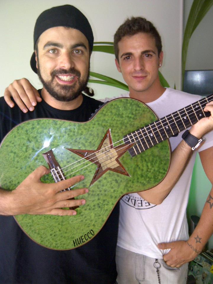 Adam Broseta con el cantante Huecco y su guitarra personalizada por Guitarras Bros