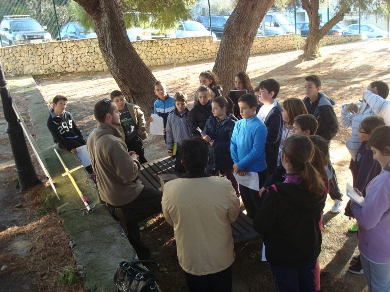 Alumnos del Colegio Público Vicente Tena durante la jornada de actividades de recuperación de la flora autóctona