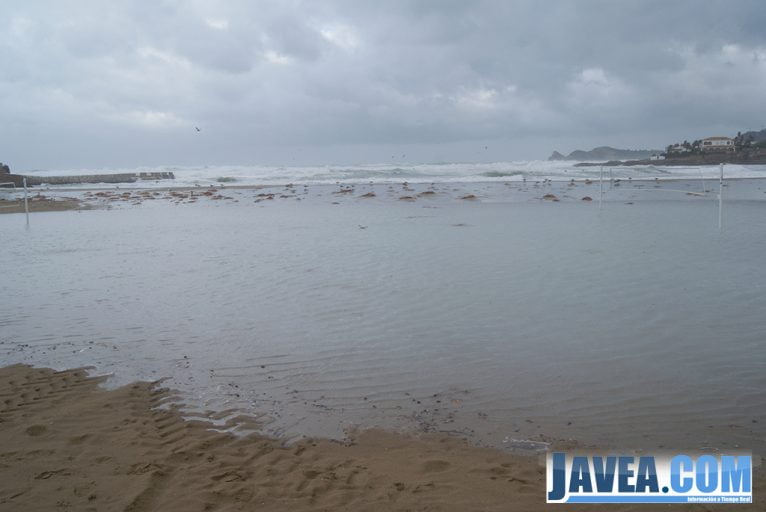 Así quedaba la playa del arenal de Jávea después de la noche de tormentas y fuertes vientos.