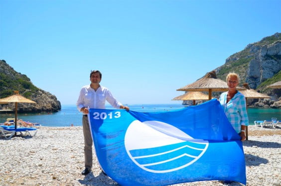 Bandera azul en la playa de la Granadella de Jávea