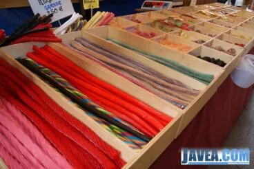 Chucherías en la feria de Navidad de Jávea.