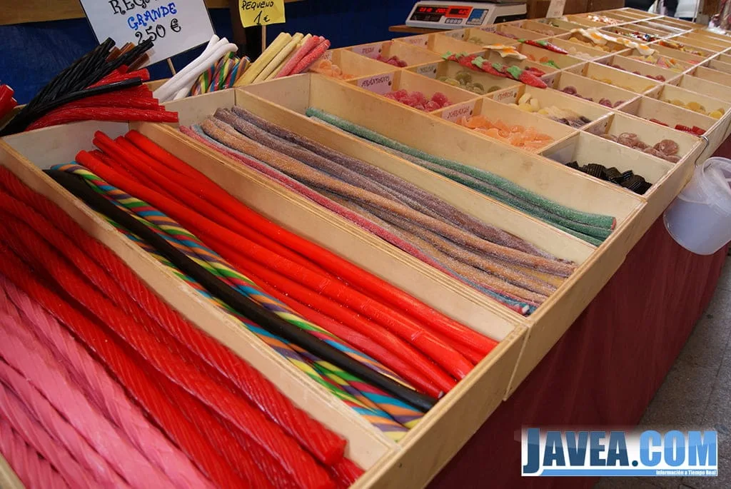 Chucherías en la feria de Navidad de Jávea. 