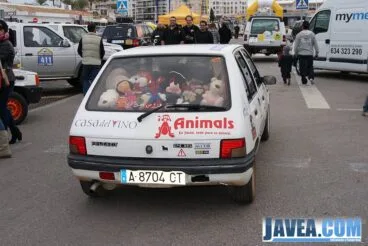 Coche cargado de juguetes para el rally solidario.