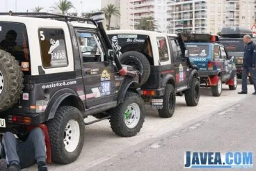Coches listos para la salida del rally Maroc Challenge