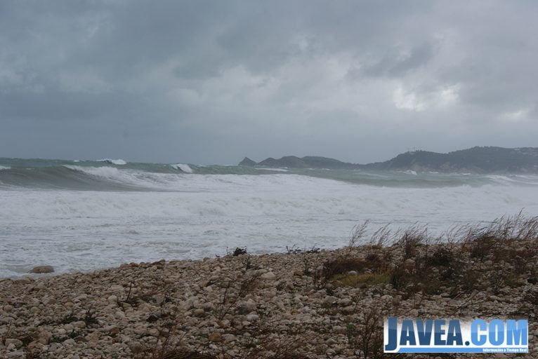 Desde la playa del montañar de Jávea se podían observar grandes olas durante el temporal que también cubrió casi toda la playa 