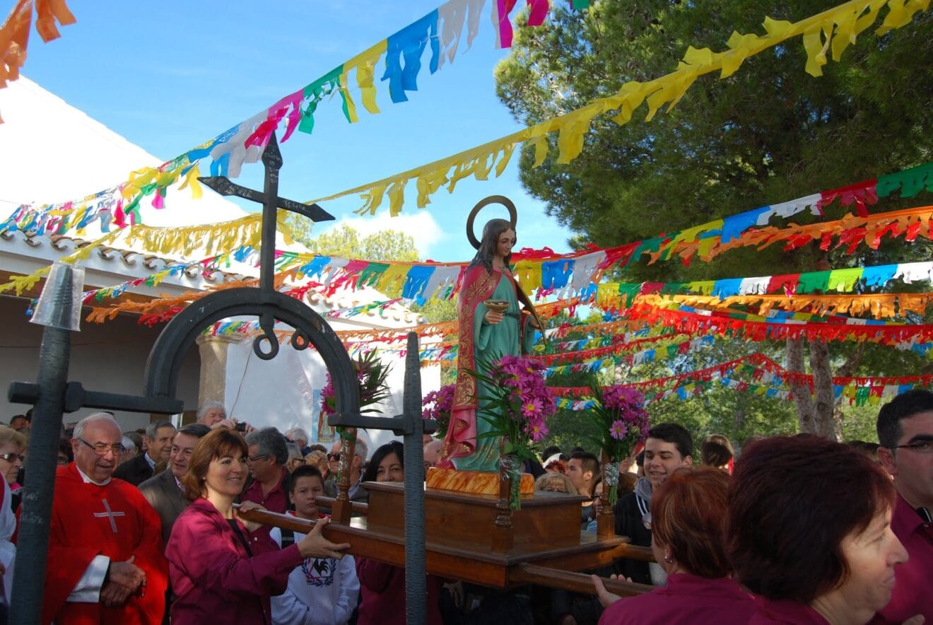 Después de la misa sacaron a la santa de la ermita
