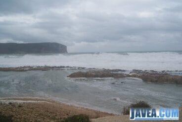 El agua del mar cubrió toda la playa del montañar de Jávea.