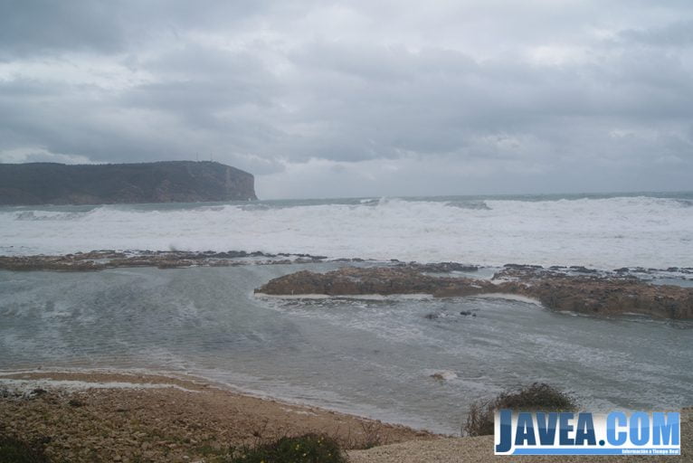 El agua del mar cubrió toda la playa del montañar de Jávea. 