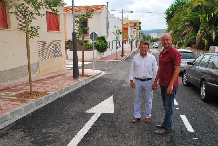 El edil de obras, Paco Torres, y el alcalde de Jávea, José Chulvi, en una de las calles del Freginal.