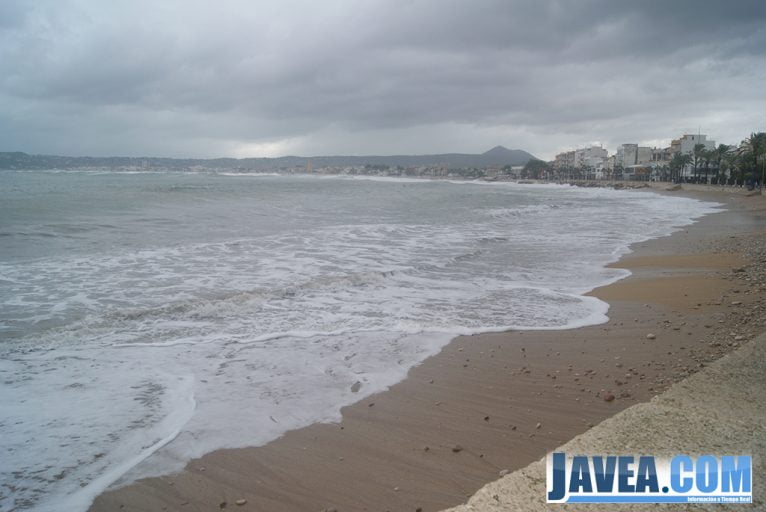 El mar cubrió toda la playa de la grava de Jávea durante el temporal 