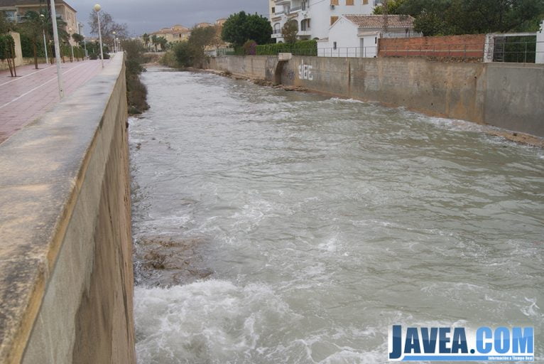 El río Gorgos en Jávea bajaba lleno después de la noche de tormentas