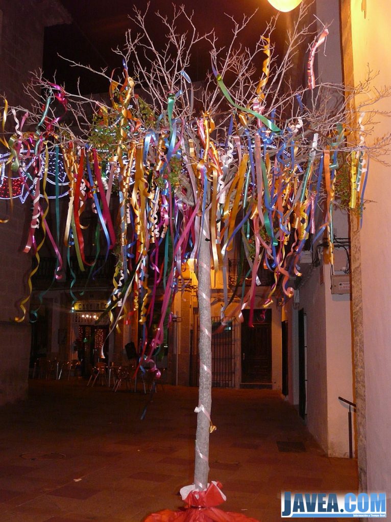 El árbol de los deseos en la Plaza de la Iglesia de Jávea