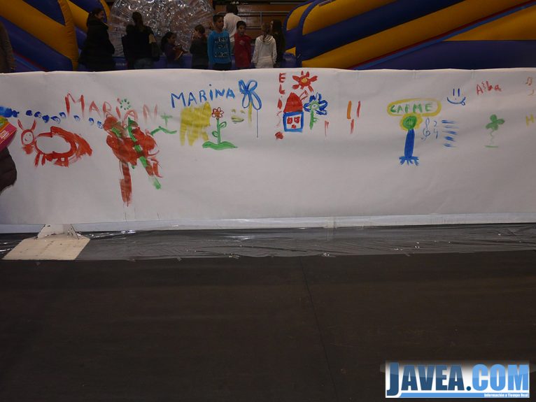 En un recinto adaptado para ello los niños y niñas pueden mostrar sus dotes artísticas con el pincel