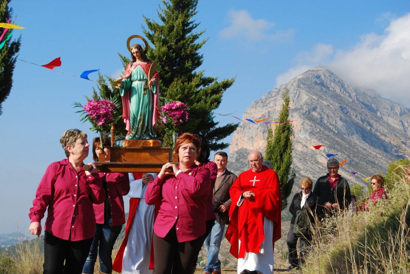 Festeros paseando a  Santa Lucía