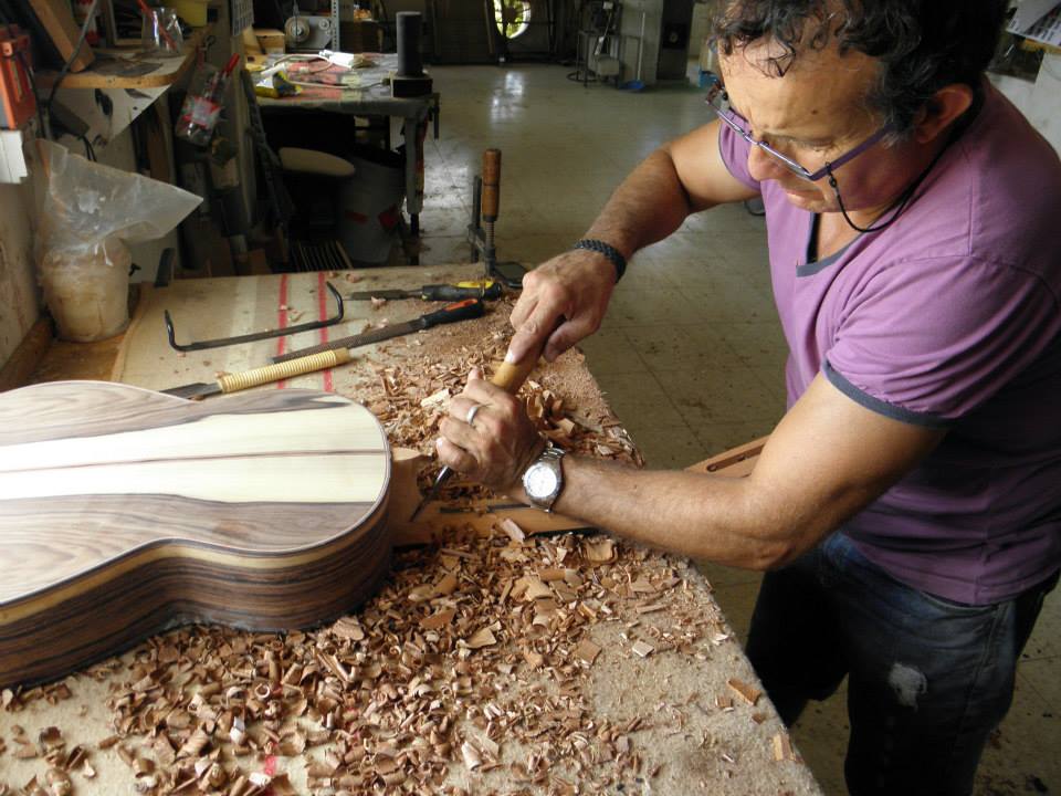 Francisco Bros creando una de las guitarras para el programa El Hormiguero