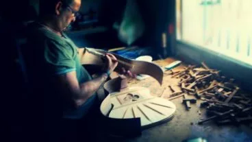 Francisco Bros en su taller creando una guitarra