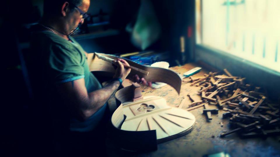 Francisco Bros en su taller creando una guitarra