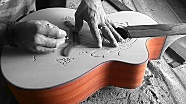 Francisco Broseta personalizando una guitarra