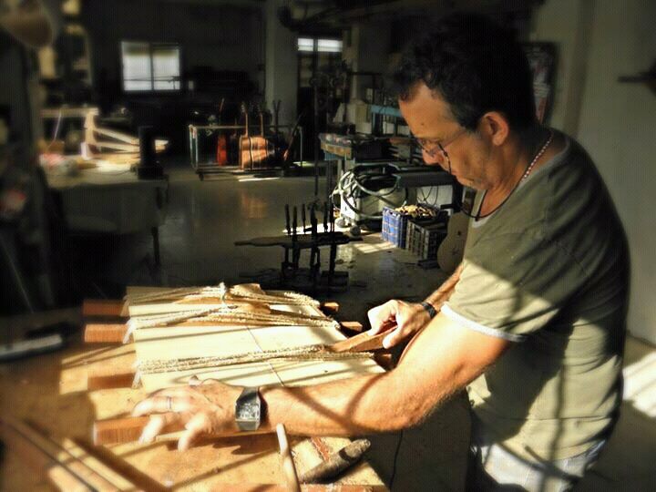 Francisco Broseta trabajando en su taller
