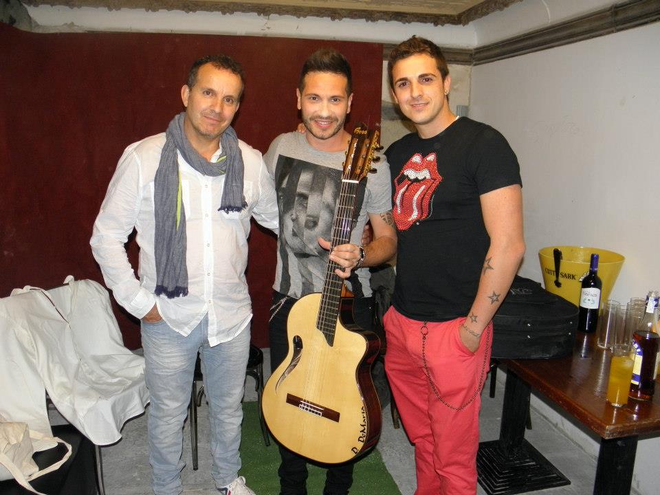 Francisco y Adam Bros entregando la guitarra personalizada a David de María
