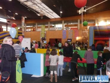 Había numerosos talleres para que los niños y niñas realizaran sus manualidades