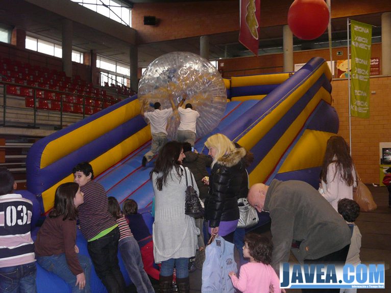 Hinchable con bola gigante de plástico para los niños y niñas en el Nadal Jove de Xàbia