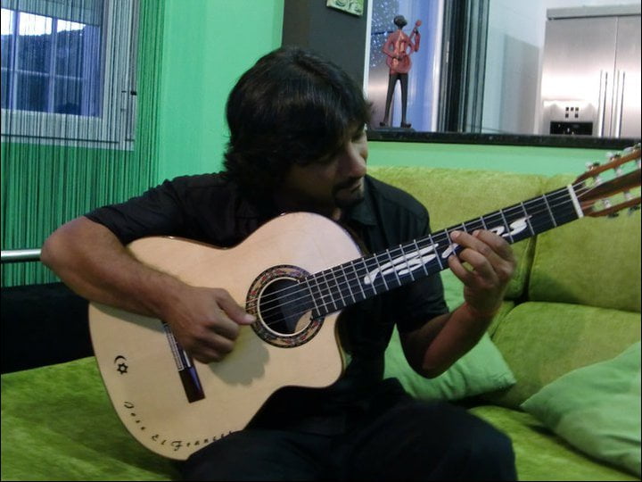 Jose El Francés con su guitarra Bros personalizada