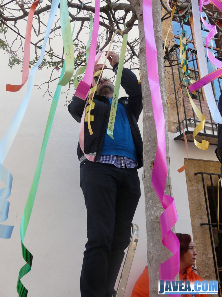 Juan Luís Cardona colgando su cinta en el árbol de los deseos