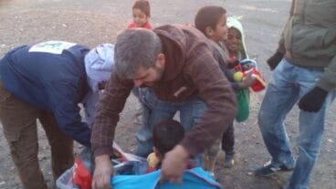 Juanfran Pastor con uno de los niños de Merzouga