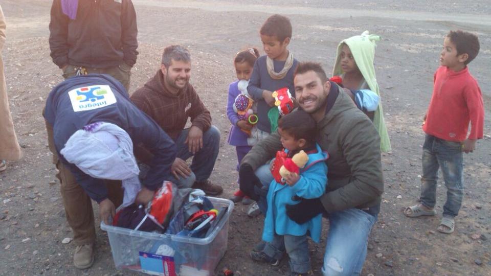 Juanjo Catalá y Juanfran Pastor durante el reparto de juguetes y material escolar a los niños de Merzouga