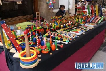 Juguetes tradicionales en la feria de Navidad de Jávea.