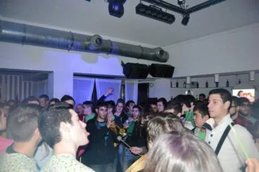 La charanga en el interiro de la discoteca interpretando Fogueres