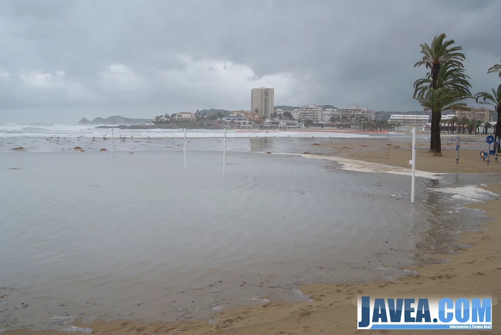 La playa del arenal de Xàbia quedó inundada por el temporal