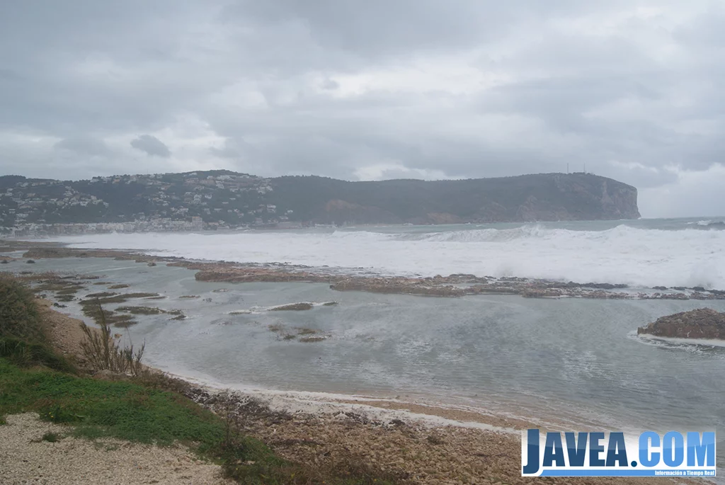 La playa del montañar de Jávea cubierta por el mar durante el temporal.
