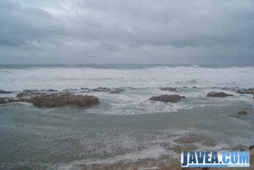 La playa del montañar de Jávea también quedó cubierta por completo por el mar.