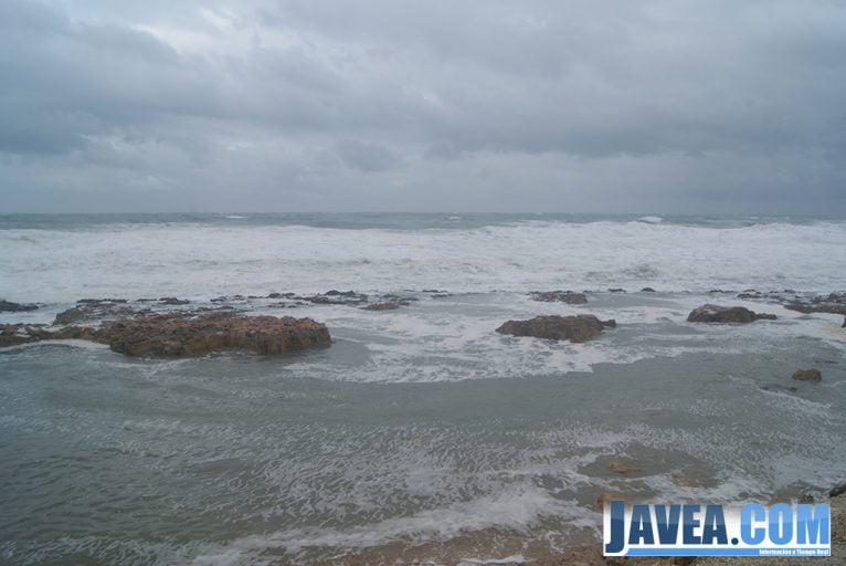 La playa del montañar de Jávea también quedó cubierta por completo por el mar. 