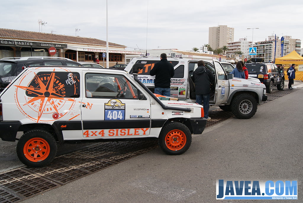 Los coches del Maroc Challenge iban sedigrafiados con los logos de sus patrocinadores