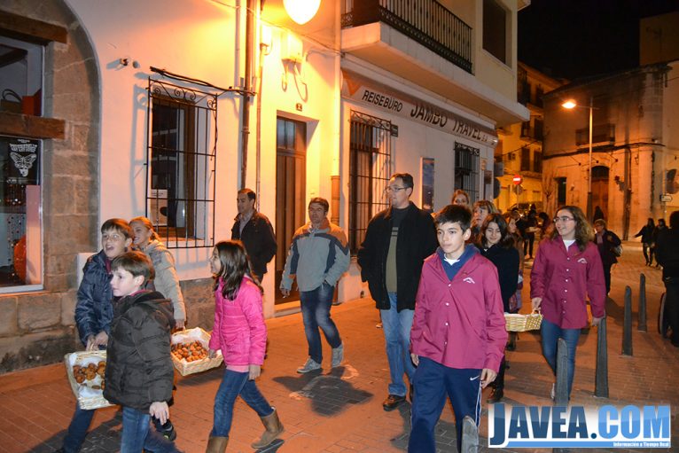 Los mayorales y festeros de Santa Lucía anuncian la fiesta con un pasacalle por el pueblo de Jávea