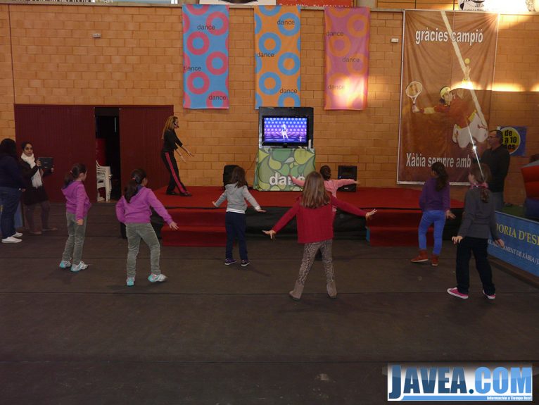Los niños y niñas se unían en grupos para bailar en la zona de baile de wii en el Nadal Jove 2013 de Xàbia