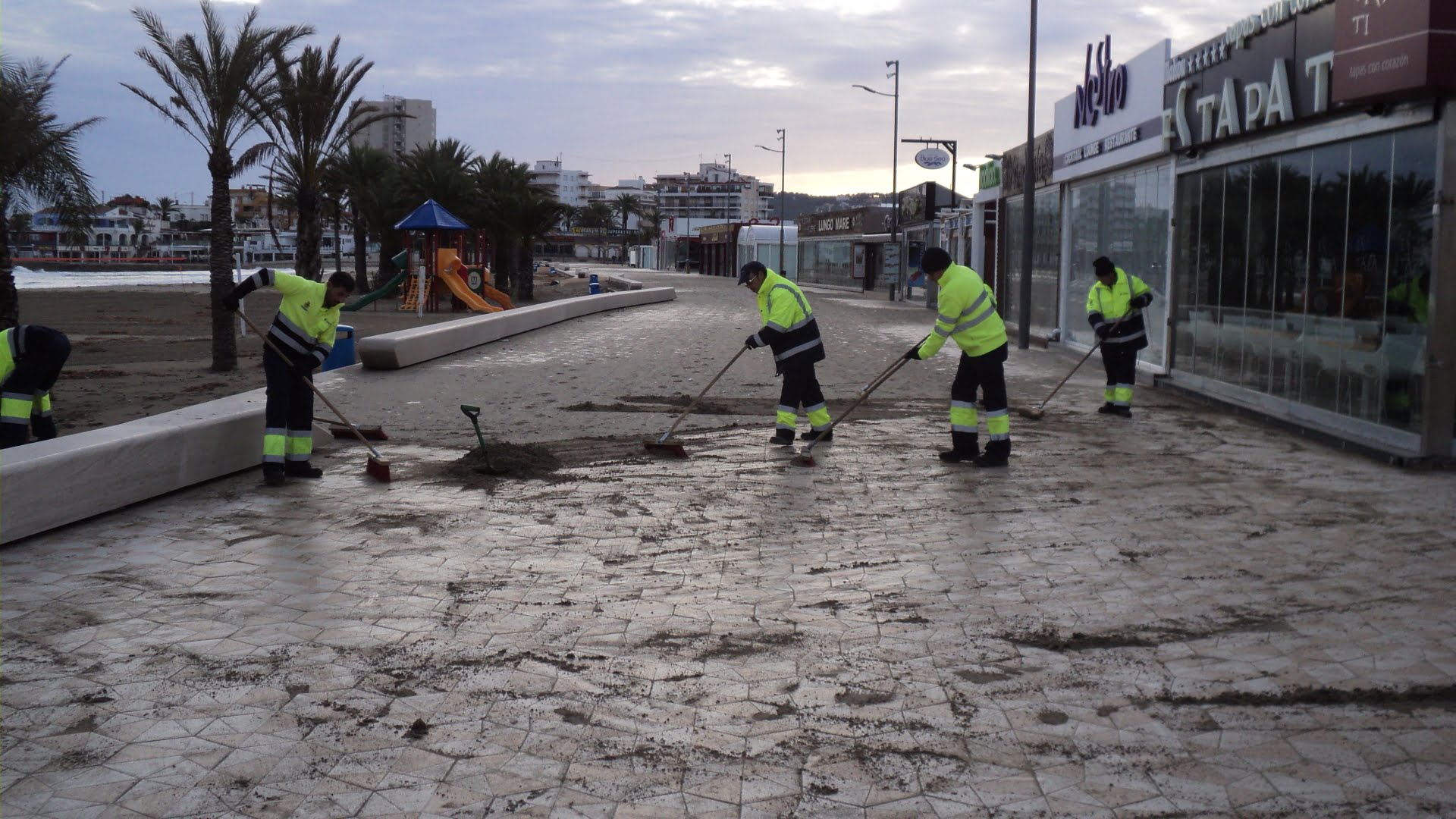 Los trabajadores de la empresa municipal de limpieza de Jávea han vuelto el paseo David Ferrer a la normalidad después del temporal