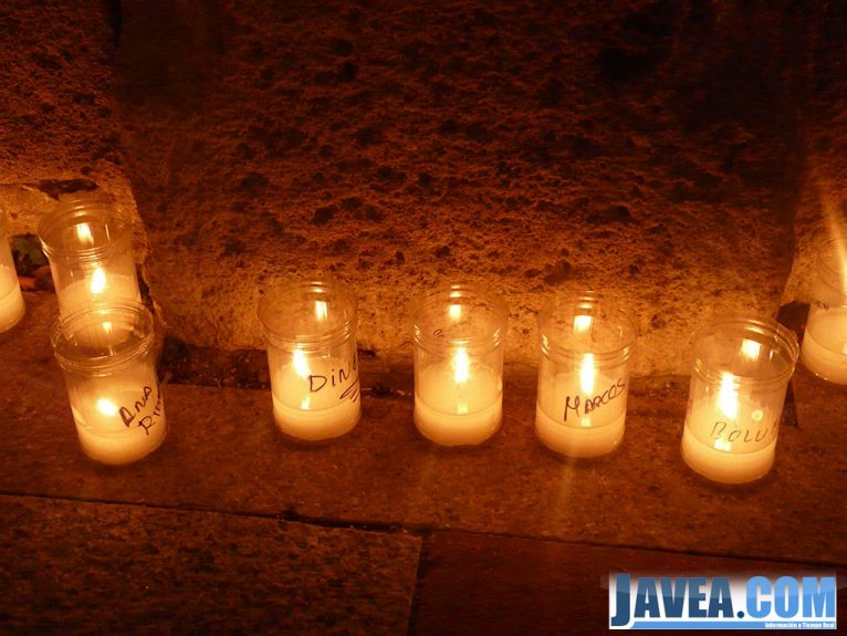 Los vecinos de Jávea escribieron sus nombres y deseos en las velas que compraron
