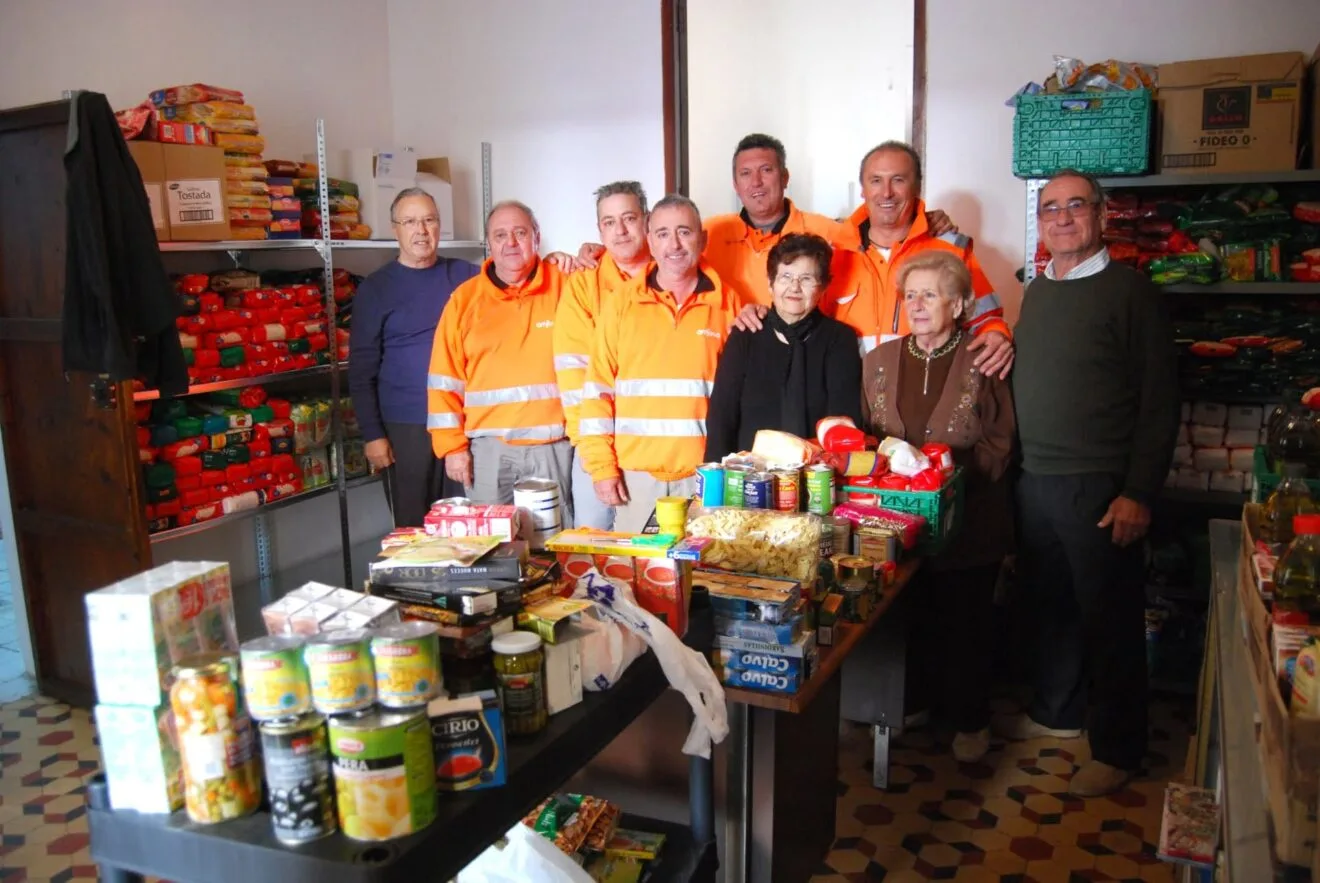 Miembros de Amjasa en la oficina del banco de alimentos de Cáritas de Jávea