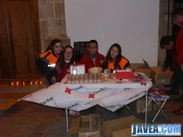 Miembros de la Cruz Roja en la Plaza de la Iglesia vendiendo velas solidarias