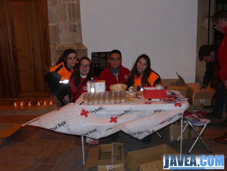 Miembros de la Cruz Roja en la Plaza de la Iglesia vendiendo velas solidarias