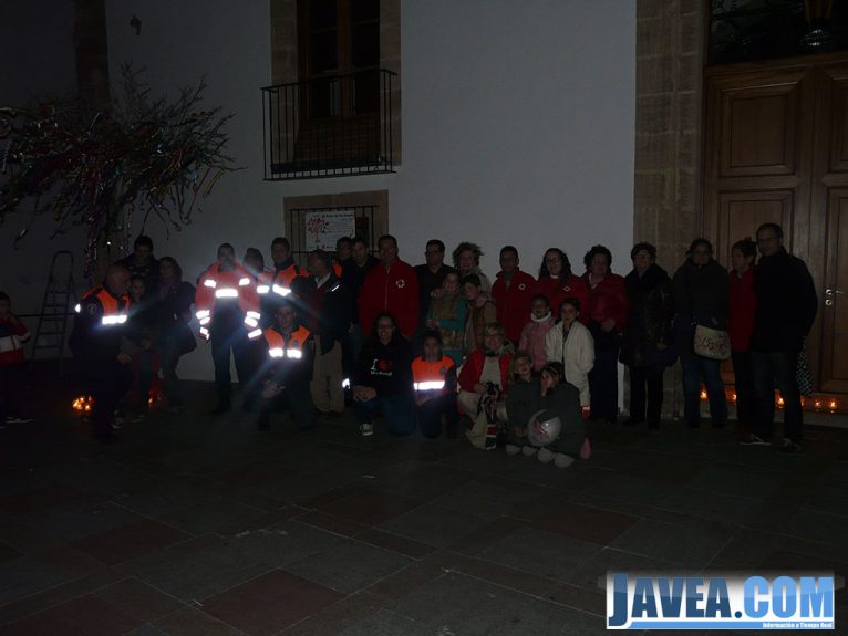 Miembros de la Cruz Roja y Protección Civil de Jávea en la noche de las velas solidarias