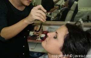 MªJosé Gisbert practicando la técnica del aerógrafo