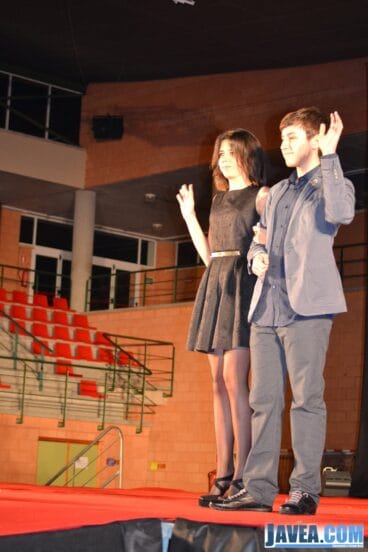 Pareja de quintos del 2014 en la elección de la reina de Fogueres de Sant Joan