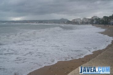 Playa de la grava Jávea durante el temporal marítimo