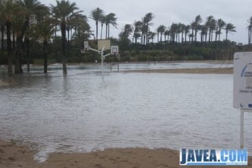 Playa del arenal de Jávea inundada por el temporal.